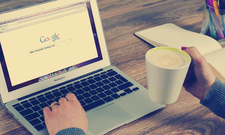 Personne qui consulte Internet