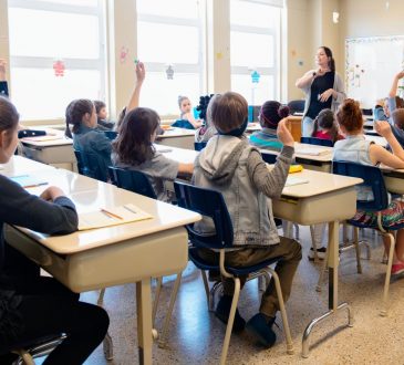 Les professeurs veulent un salaire égal à la moyenne canadienne