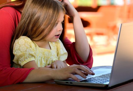 Congé parental, de maternité ou de paternité : 4 ressources pour vous aider à répondre aux questionnements de vos clients