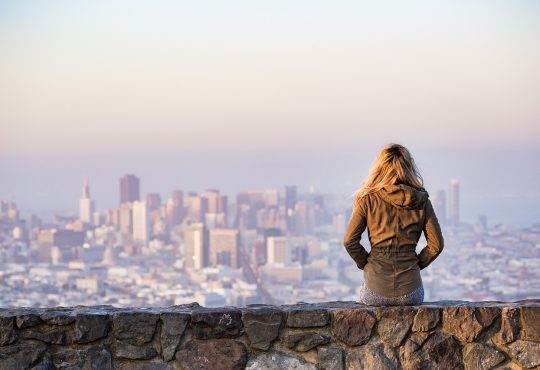La vie, jalonnée de transitions inévitables, réserve l'une de ses étapes les plus complexes pour de nombreuses femmes : la ménopause, particulièrement la périménopause. Celle-ci, souvent éclipsée dans les couloirs professionnels, revêt une importance significative. Les changements physiques et émotionnels qu'elle induit peuvent susciter anxiété et crises existentielles. Cependant, démystifiée, cette transition peut devenir une opportunité de croissance personnelle et professionnelle. Cet article plonge dans les subtilités de la périménopause, explorant comment les femmes peuvent non seulement surmonter, mais tirer profit de cette phase au sein de leur vie professionnelle.