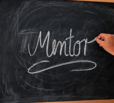 Mentorat jeunesse ou en milieu de travail : 4 ressources sur le sujet   