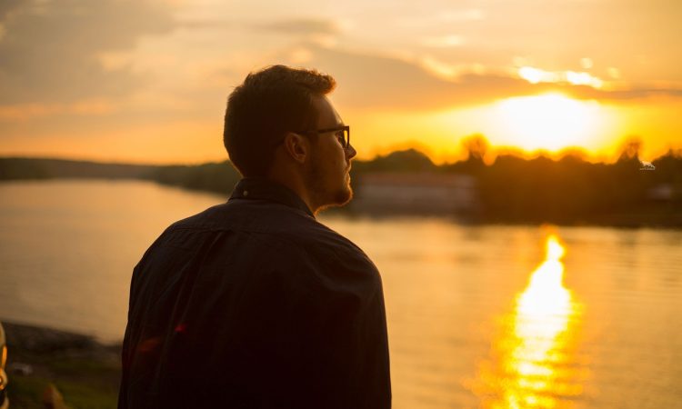 Avec l’avancée en âge, les confidences reçues s’accumulent d’année en année, surtout si nous fûmes ou sommes encore perçues comme des personnes d’écoute. Le plus souvent ces confidences sont précédées d’un exorde tel que : « C’est la première fois que je partage cela avec quelqu’un » ou « Je dis ça juste à toi » ou encore « Cela doit rester entre nous ».