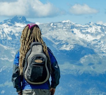 Depuis quelques années, dans mes mandats professionnels et mes intérêts personnels, avec les formations que j’ai prises, les rencontres avec différents professionnels, enseignants, organismes, entrepreneurs, chercheurs, comités, parents, il me semble que les notions des réalités neuro-développementales ou de santé scolaire (DYS, douance, TDAH) ne sont pas des notions claires qui sont apprises au sein des écoles, afin de comprendre et soutenir les jeunes, les parents et les intervenants scolaires