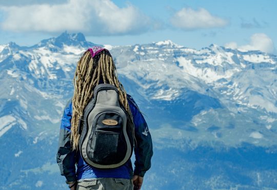 Depuis quelques années, dans mes mandats professionnels et mes intérêts personnels, avec les formations que j’ai prises, les rencontres avec différents professionnels, enseignants, organismes, entrepreneurs, chercheurs, comités, parents, il me semble que les notions des réalités neuro-développementales ou de santé scolaire (DYS, douance, TDAH) ne sont pas des notions claires qui sont apprises au sein des écoles, afin de comprendre et soutenir les jeunes, les parents et les intervenants scolaires