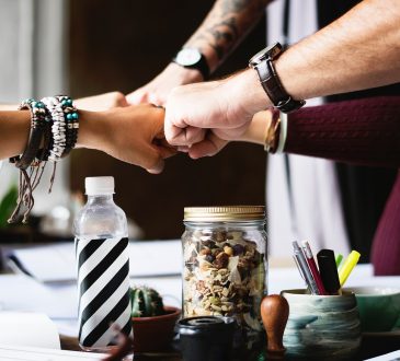 Dans l’univers du travail, le manque de main-d’œuvre se fait durement ressentir depuis de nombreuses années, mais plus particulièrement depuis la pandémie, et les employeurs doivent faire preuve de créativité afin non seulement d’attirer les talents au sein de leurs équipes, mais également de les y maintenir.