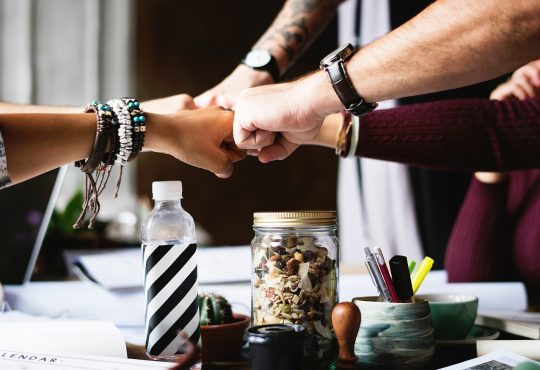 Dans l’univers du travail, le manque de main-d’œuvre se fait durement ressentir depuis de nombreuses années, mais plus particulièrement depuis la pandémie, et les employeurs doivent faire preuve de créativité afin non seulement d’attirer les talents au sein de leurs équipes, mais également de les y maintenir.