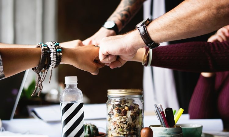 Dans l’univers du travail, le manque de main-d’œuvre se fait durement ressentir depuis de nombreuses années, mais plus particulièrement depuis la pandémie, et les employeurs doivent faire preuve de créativité afin non seulement d’attirer les talents au sein de leurs équipes, mais également de les y maintenir.