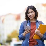 Pour beaucoup de jeunes canadiens, les études postsecondaires sont une impasse. Bien qu’un diplôme universitaire ou collégial augmente le potentiel de revenus d’une personne à long terme, le coût élevé de la vie et des études représente un obstacle majeur à l’accès aux études postsecondaire et à la réussite, notamment pour les jeunes issus de certains groupes. 