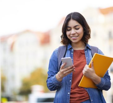 Pour beaucoup de jeunes canadiens, les études postsecondaires sont une impasse. Bien qu’un diplôme universitaire ou collégial augmente le potentiel de revenus d’une personne à long terme, le coût élevé de la vie et des études représente un obstacle majeur à l’accès aux études postsecondaire et à la réussite, notamment pour les jeunes issus de certains groupes. 