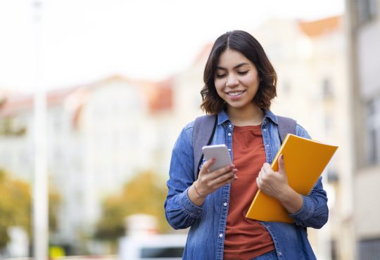 Pour beaucoup de jeunes canadiens, les études postsecondaires sont une impasse. Bien qu’un diplôme universitaire ou collégial augmente le potentiel de revenus d’une personne à long terme, le coût élevé de la vie et des études représente un obstacle majeur à l’accès aux études postsecondaire et à la réussite, notamment pour les jeunes issus de certains groupes. 