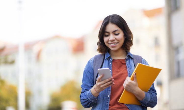 Pour beaucoup de jeunes canadiens, les études postsecondaires sont une impasse. Bien qu’un diplôme universitaire ou collégial augmente le potentiel de revenus d’une personne à long terme, le coût élevé de la vie et des études représente un obstacle majeur à l’accès aux études postsecondaire et à la réussite, notamment pour les jeunes issus de certains groupes. 