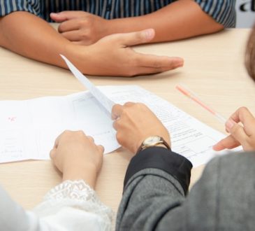 Rencontre entre trois personnes