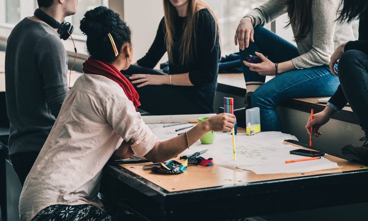 La cote de rendement au collégial (CRC), généralement appelée cote R, obsède les cégépiens et à juste titre : il est un élément central dans le processus de sélection des étudiants lors de leur admission à l'université.