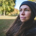 Une femme qui regarde vers l'avant