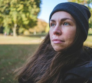 Une femme qui regarde vers l'avant