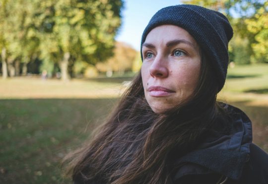 Une femme qui regarde vers l'avant