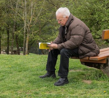 Mobilisant 17 auteurs et s’appuyant sur une bibliographie anglophone et francophone de 22 pages ainsi que sur des comptes rendus de recherches et d’expérimentations, cet ouvrage synthèse fait le tour des savoirs actuels des dimensions psychologiques de la retraite.