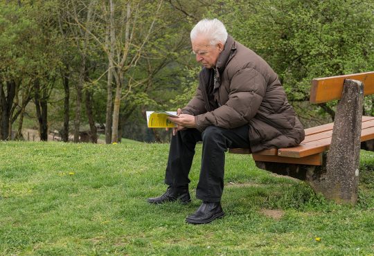 Mobilisant 17 auteurs et s’appuyant sur une bibliographie anglophone et francophone de 22 pages ainsi que sur des comptes rendus de recherches et d’expérimentations, cet ouvrage synthèse fait le tour des savoirs actuels des dimensions psychologiques de la retraite.