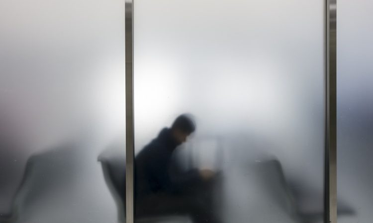 Le phénomène du « ghosting », soit le fait de mettre fin à une relation sans explications en coupant la communication subitement, est certainement connu dans le cadre amoureux, mais il peut aussi s'appliquer au domaine professionnel
