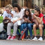4 adolescentes qui regardent leur cellulaire