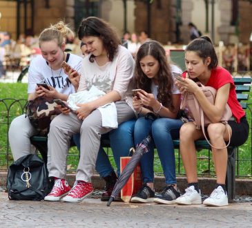 4 adolescentes qui regardent leur cellulaire