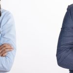 Deux personnes une à côté de l'autre ayant les bras croisés.