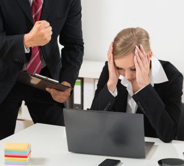 Personne qui se prend la tête devant son ordinateur