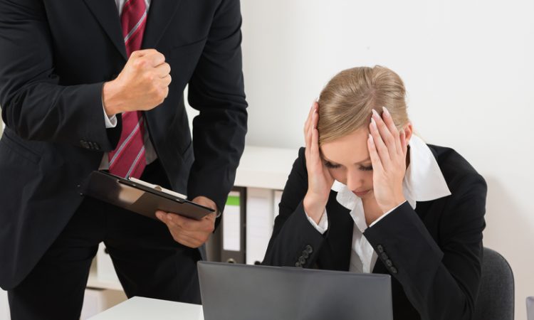 Personne qui se prend la tête devant son ordinateur