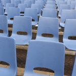 Chaises de conférences vides
