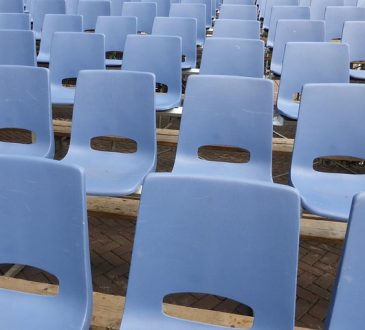 Chaises de conférences vides