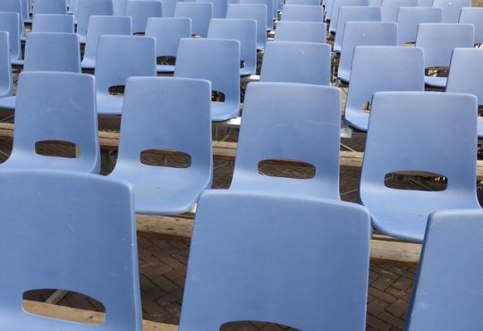 Chaises de conférences vides