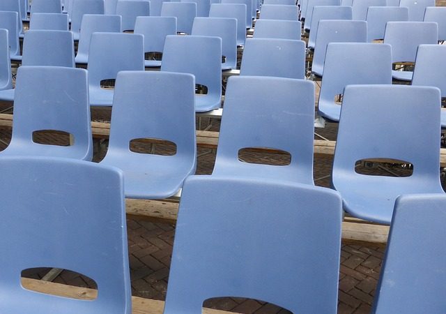 Chaises de conférences vides