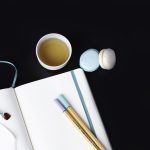 Thé et cahier pour prendre des notes