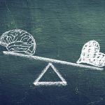 Cerveau et coeur sur une balance