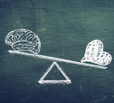 Cerveau et coeur sur une balance