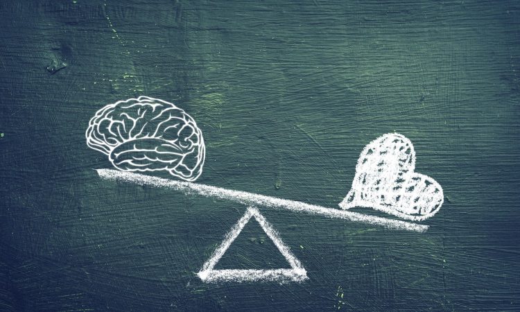 Cerveau et coeur sur une balance