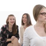 collègues qui se moquent d'une autre collègue