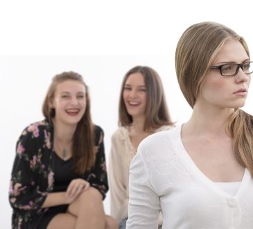 collègues qui se moquent d'une autre collègue