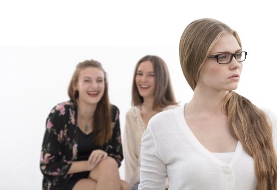 collègues qui se moquent d'une autre collègue