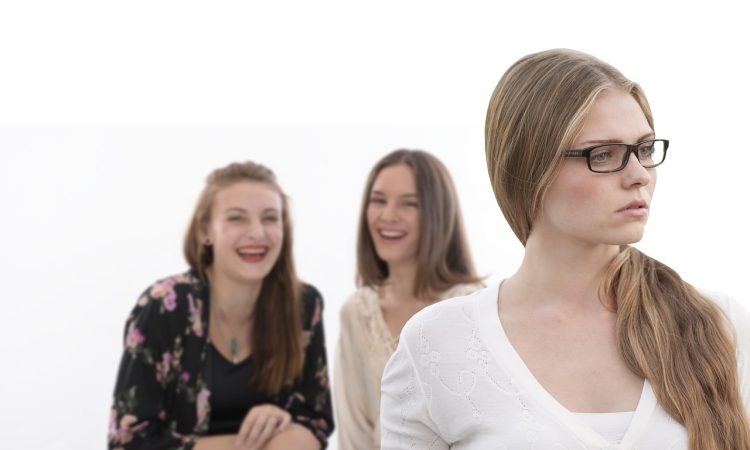 collègues qui se moquent d'une autre collègue