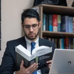 Homme qui lit un livre