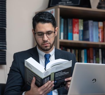 Homme qui lit un livre