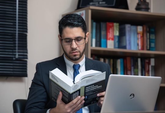 Homme qui lit un livre