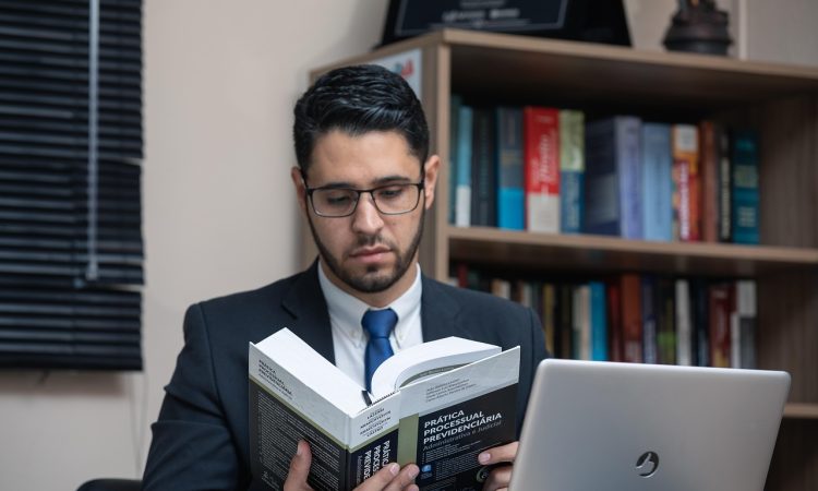 Homme qui lit un livre