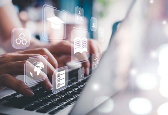Personne qui travaille à l'ordinateur