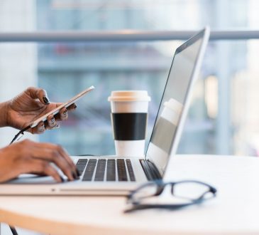 Personne qui cherche un emploi à l'ordinateur