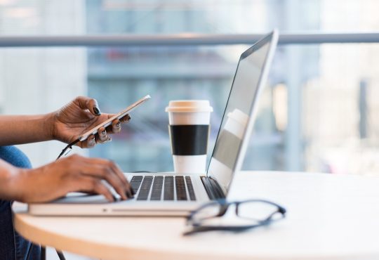 Personne qui cherche un emploi à l'ordinateur