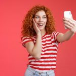 Jeune fille qui fait un selfie
