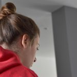 Jeunes femmes qui étudie