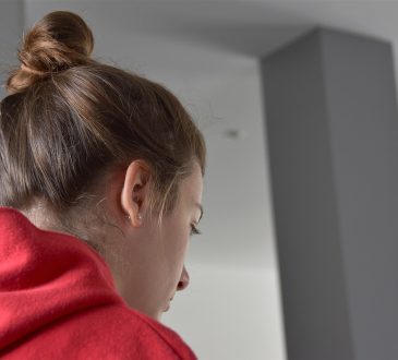 Jeunes femmes qui étudie